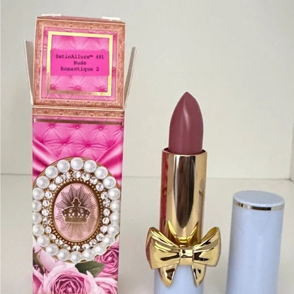 A silky-smooth lipstick with a luminous, dewy finish. - Picture 4 of 6